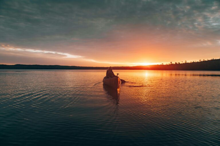 Voyager seul en asie, canoe kayak dans une fleuve