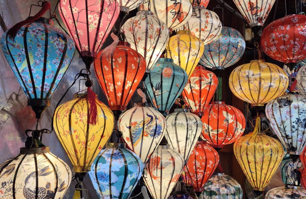 Lanternes colorées pour faire rappel au logo de Lumières Lointaines